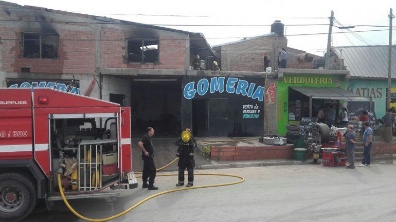Una familia perdió todo por un incendio que consumió una gomería y dos departamentos