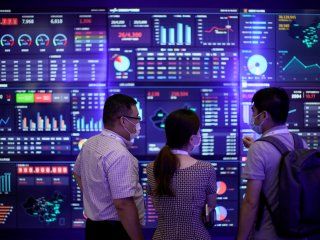 El Brent sigue en la brecha de los 55 dólares. China y su empuje económico logran atenuar el impacto de los nuevos brotes de coronavirus.