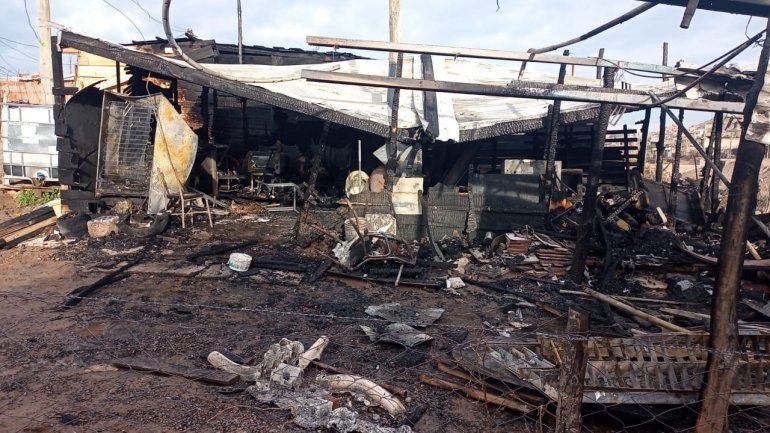 Ardió en llamas su casa y se quedaron con lo puesto: piden ayuda