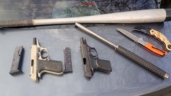 Detuvieron a un sindicalista en un control: llevaba dos pistolas, cuchillos y un bate en el auto. Detuvieron a un sindicalista en un control: llevaba dos pistolas, cuchillos y un bate en el auto.