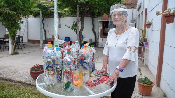 A los 91 años recicla plásticos para cuidar el medio ambiente