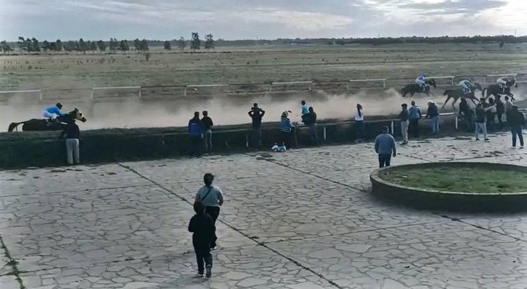 Está grave tras ser atropellada por un caballo de carreras-&nbsp;