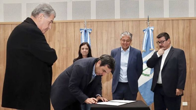 FECENE aportó 463.400.000 pesos a las becas Gregorio Álvarez | LM Neuquen FECENE aportó 463.400.000 pesos a las becas Gregorio Álvarez