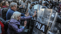 cuando la historia se repite: la foto de grillo que recuerda a kosteki, santillan y al neuquino carlos fuentealba