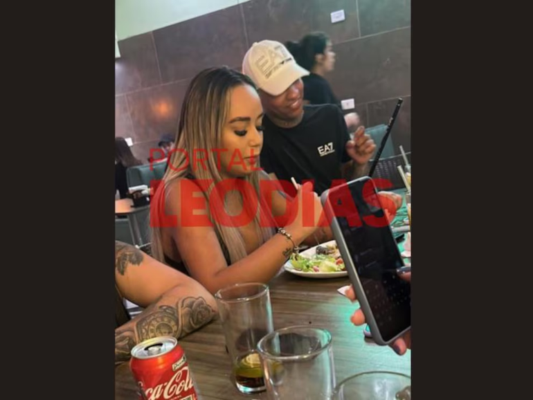 La influencer Ingrid Lima con el repartidor con el que habría engañado al ex Real Madrid. Foto: LeoDias La influencer Ingrid Lima con el repartidor con el que habría engañado al ex Real Madrid. Foto: LeoDias