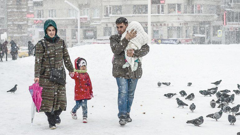 Los europeos están cubiertos de nieve en varios puntos del continente.