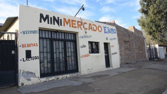El almacén Elena, en Belgrano 2300, operaba en la clandestinidad vendiendo alcohol a los pibes de madrugada.