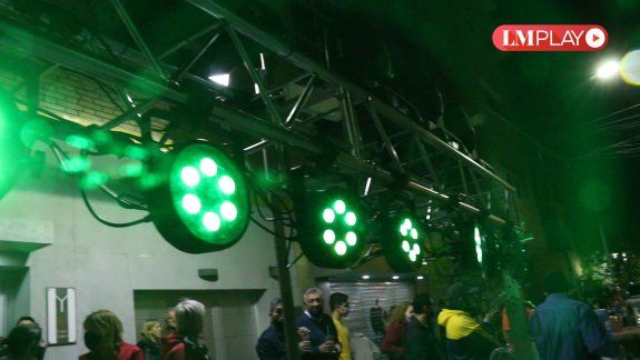 Show de luces y música en edificio en construcción