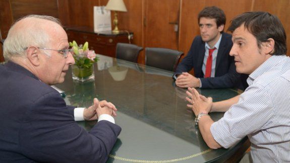 José Brillo reunido con productores afectados por el granizo.