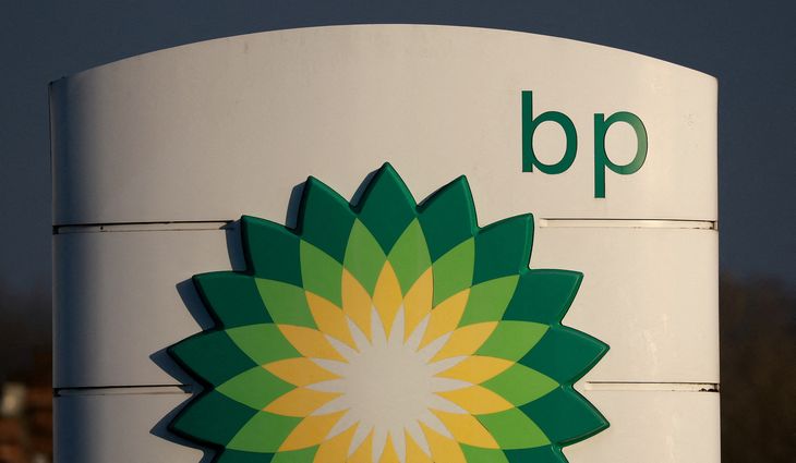 FOTO DE ARCHIVO. Cartelería en el exterior de una gasolinera BP (British Petroleum) en Liverpool, Reino Unido. 7 de febrero de 2023. REUTERS/Phil Noble