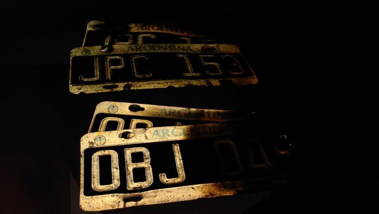 En la casa del ladrón también encontraron una colección de patentes de autos.