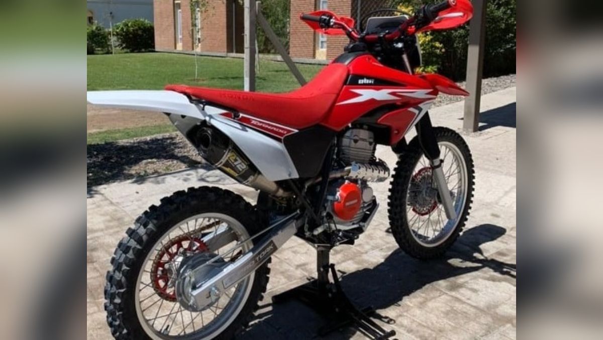 Practicaba enduro y lo persiguieron kilómetros para robarle la moto