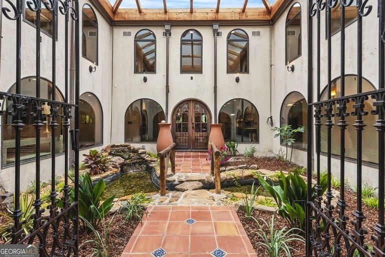 La propiedad, mundialmente conocida por la serie Cobra Kai, se vende en 2.900.000 millones de dólares. La propiedad, mundialmente conocida por la serie Cobra Kai, se vende en 2.900.000 millones de dólares.