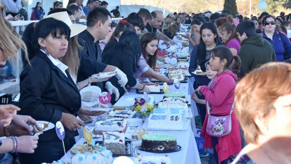 una multitud se acerco al paseo de la costa para disfrutar de la antesala de los festejos 