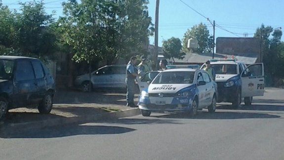 Se enfrentaron a cuchillazos y agredieron a dos policías 