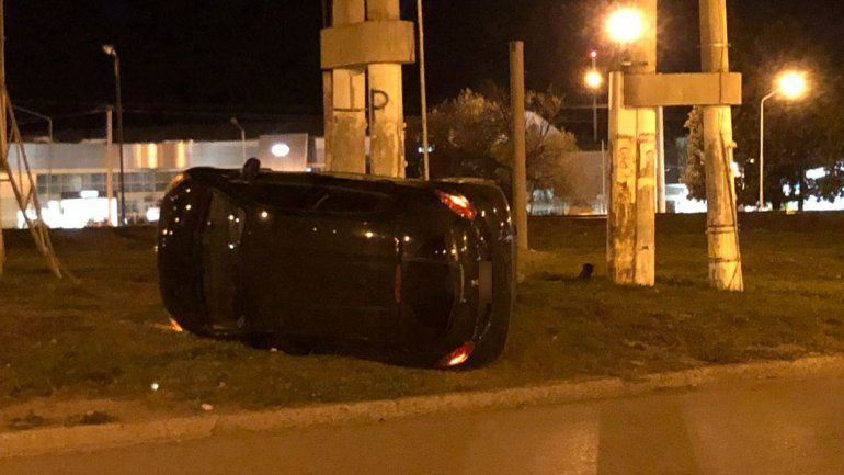 Perdió el control de su auto cuando iba a trabajar y volcó