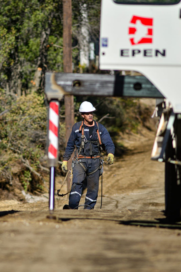 Se realizan tareas de mantenimiento correctivo y preventivo sobre alimentadores de media y baja tensión. Foto: EPEN. Se realizan tareas de mantenimiento correctivo y preventivo sobre alimentadores de media y baja tensión. Foto: EPEN.