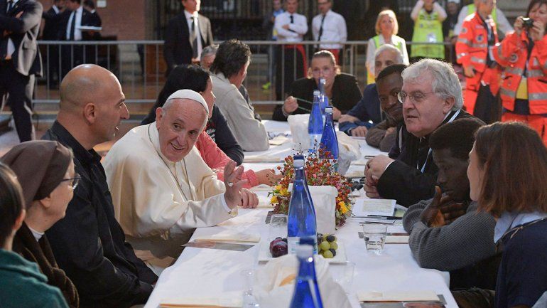 El Papa almorzó con 1500 pobres y pidió que se los escuche