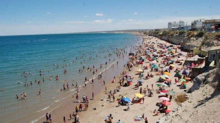 Un enjambre alteró a todos en la playa de Las Grutas. 