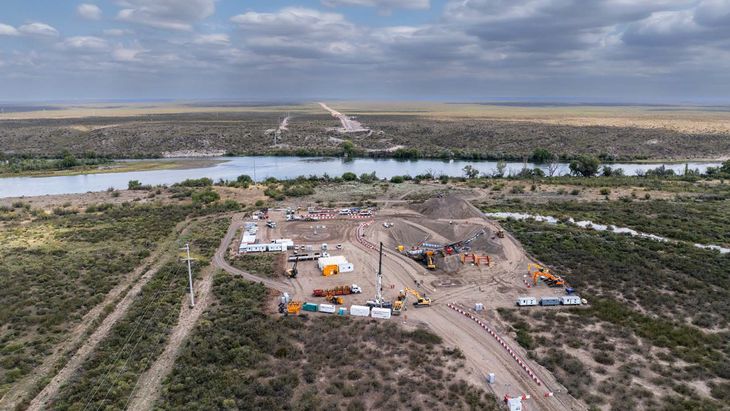 El VMOS atraviesa el Río Negro y avanza hacia un nuevo tramo El VMOS atraviesa el Río Negro y avanza hacia un nuevo tramo