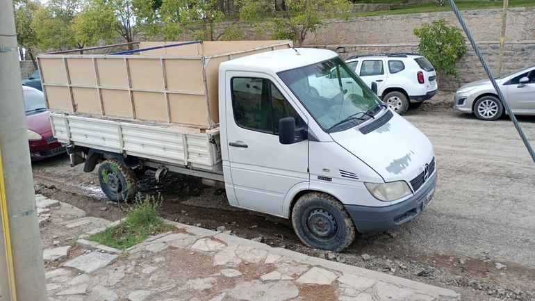 La Mercedes Benz Sprinter fue recuperada en la vía pública de una barriada de Chos Malal. La Mercedes Benz Sprinter fue recuperada en la vía pública de una barriada de Chos Malal.