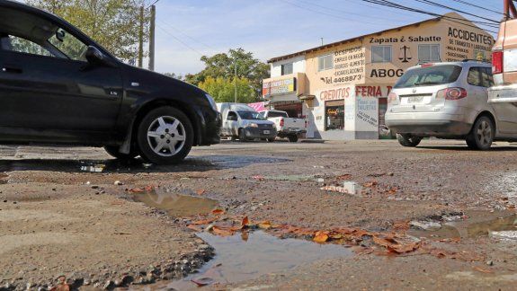 La calle Godoy es la que más tránsito presenta en el oeste de la ciudad.&nbsp; El asfalto ya no aguanta más de tantos parches y resulta muy difícil circular.
