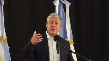 Rolando Figueroa, al hablar en el acto del aniversario de Rincón de los Sauces. Rolando Figueroa, al hablar en el acto del aniversario de Rincón de los Sauces.