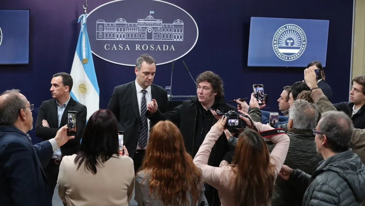 Por una sospecha de espionaje, el Gobierno prohibió el ingreso de los periodistas a Casa Rosada.