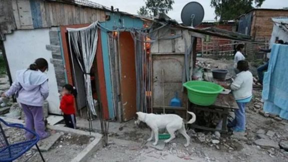 Los planes sociales matizan la pobreza pero no resuelven otras dimensiones de la condición humana.