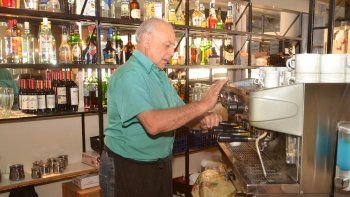 una vida detras de la barra de un bar: raul se despidio tras 66 anos una vida detras de la barra de un bar: raul se despidio tras 66 anos