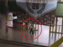 La escuela quedó bajo peritaje tras el ataque armado, mientras los investigadores reconstruyen el recorrido del agresor dentro del edificio. La escuela quedó bajo peritaje tras el ataque armado, mientras los investigadores reconstruyen el recorrido del agresor dentro del edificio.