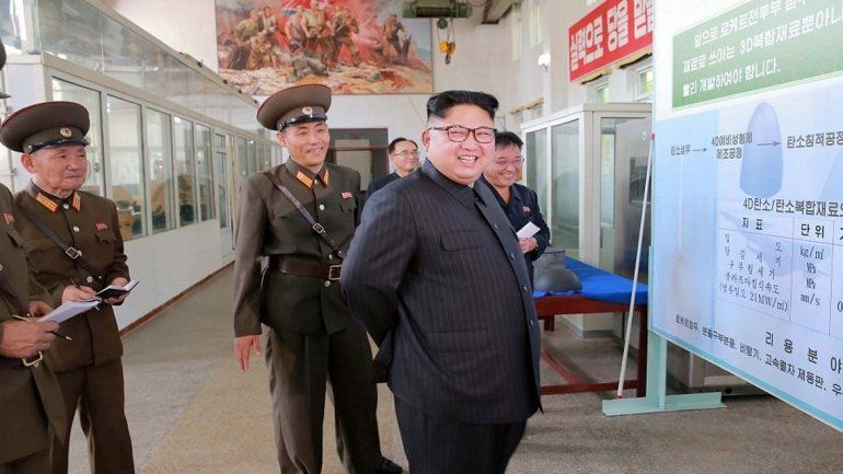 El líder norcoreano visitó la Academia de Ciencias de Defensa.