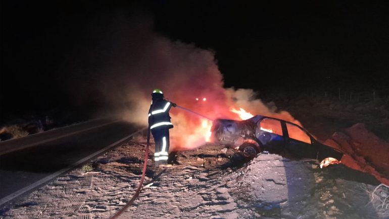 Un joven de 21 años se salvó de milagro tras incendiarse su auto en Ruta 14