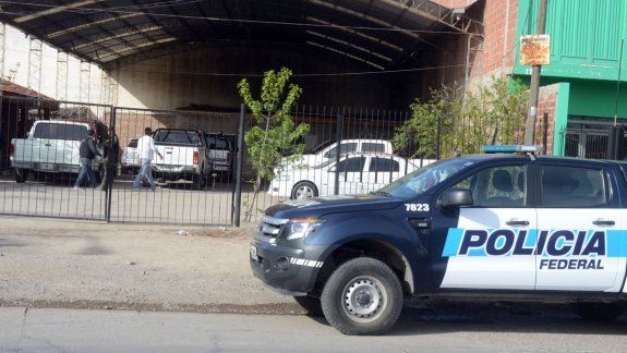En Neuquén se allanaron dos concesionarias (arriba y derecha). En Mar del Plata secuestraron autos de alta gama y una lancha. Hubo ocho personas detenidas por asociación ilícita.