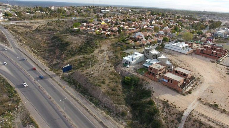 El ladrón quedó filmado por las cámaras y se ve cómo revolvía la casa.