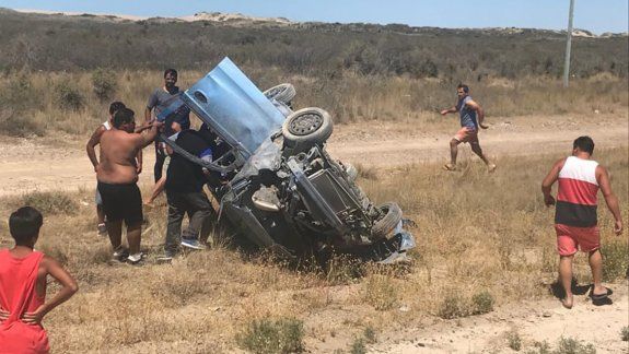 Una turista neuquina murió y otra está grave tras un vuelco 