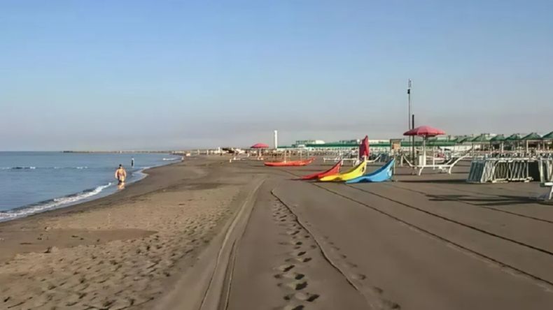 El adolescente murió en el pozo que él mismo cavó en  una playa de Montalto di Castro, en Italia.
