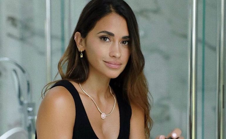 Antonela Roccuzzo sorprendió con el look que eligió para salir a cenar con Lionel Messi y amigos.