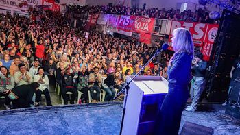 Myriam Bregman ante el auditorio reunido en el Club Pacífico de Neuquén. Myriam Bregman ante el auditorio reunido en el Club Pacífico de Neuquén.