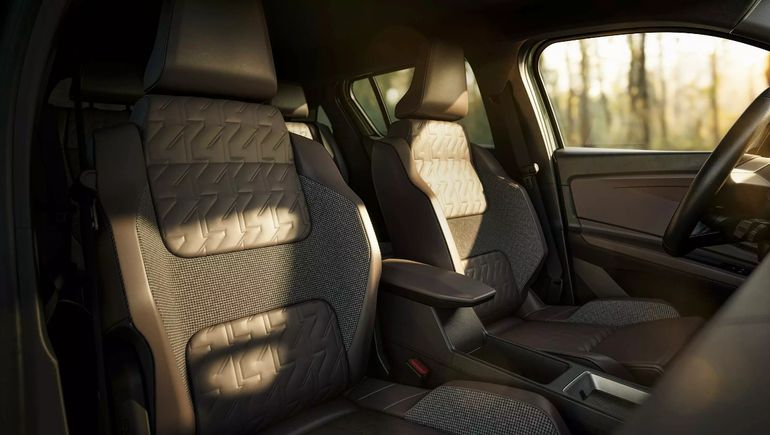 Tapizado marrón con molduras impresas en 3D y plásticos procedentes de redes de pesca recuperadas. Tapizado marrón con molduras impresas en 3D y plásticos procedentes de redes de pesca recuperadas.