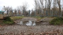 La pasarela que conecta las instalaciones del Paseo Costero de Centenario con la zona de La Isla Es un brazo poco profundo, pero esta vez viene seco. La pasarela que conecta las instalaciones del Paseo Costero de Centenario con la zona de La Isla Es un brazo poco profundo, pero esta vez viene seco.