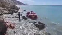 El complicado operativo de rescate entre las rocas de los acantilados de Comodoro Rivadavia, en una zona de dificil acceso en Chubut. 