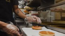 detectaron un local de comida rapida que tenia adolescentes entre sus trabajadores