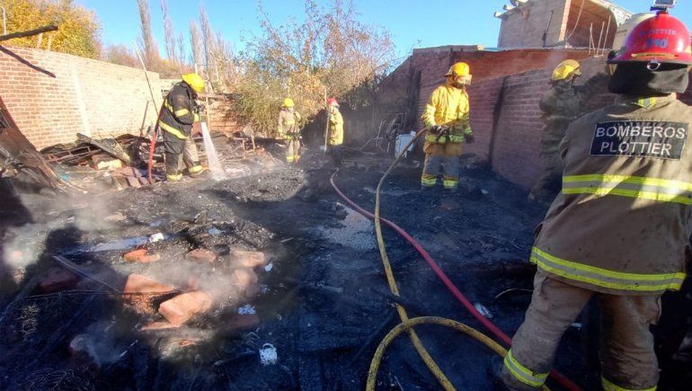 Una mamá y sus cuatro hijos perdieron todo en un incendio que destruyó su vivienda
