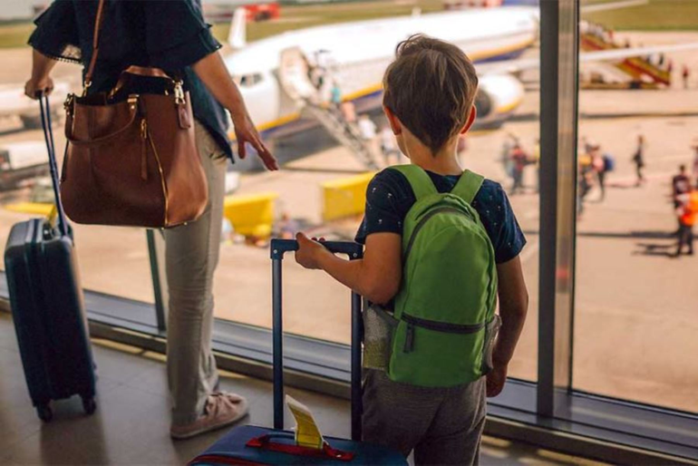 Cómo es el nuevo trámite para gestionar en simultáneo el pasaporte y la autorización de viaje a menores