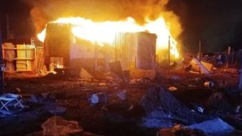 Llamas en el micro convertido en casilla en Río Gallegos: en una noche de -5°C encnedieron una salamandra para combatir el frío y se prendió fuego una cortina. Llamas en el micro convertido en casilla en Río Gallegos: en una noche de -5°C encnedieron una salamandra para combatir el frío y se prendió fuego una cortina.