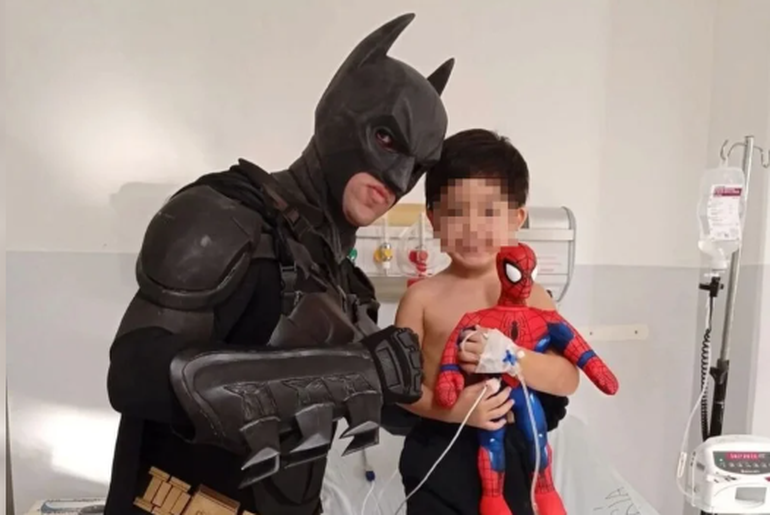"Ver la cara de los chicos, la felicidad, la sonrisa… eso es lo que me motiva a seguir", dice el Batman de Comodoro Rivadavia. "Ver la cara de los chicos, la felicidad, la sonrisa… eso es lo que me motiva a seguir", dice el Batman de Comodoro Rivadavia.