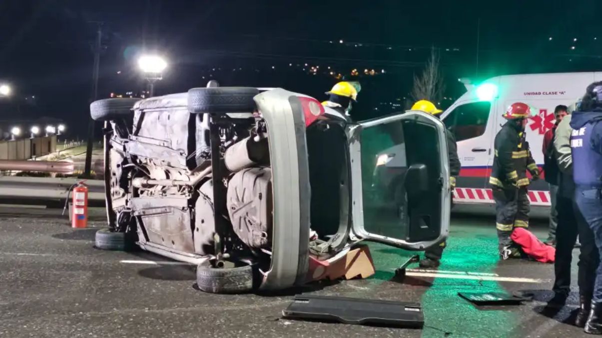 Dos heridos en un vuelco provocado por el hielo en la Ruta 40