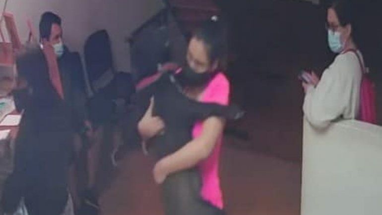 No quiso pagar y abandonó el perro en la veterinaria