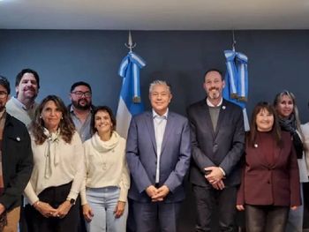 El gobernador Rolando Figueroa junto con el rector de la UNCo, Christian Lópes y y todo el equipo de la nueva gestión universitaria.